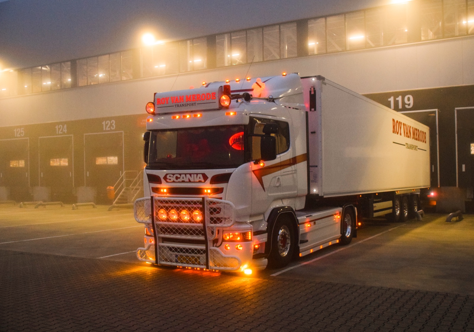 Van Merode Transport vrachtwagen bij een laaddok
